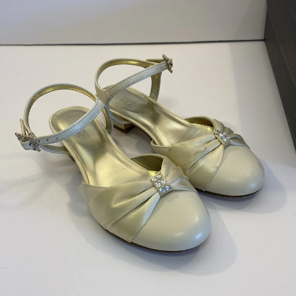 Kenneth Cole Reaction Girls ‘What A Dress” Ivory Closed Toe Leather Shoes‎